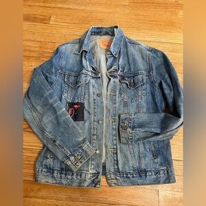 Levi Men’s Denim Trucker Jacket in Medium Wash size Large